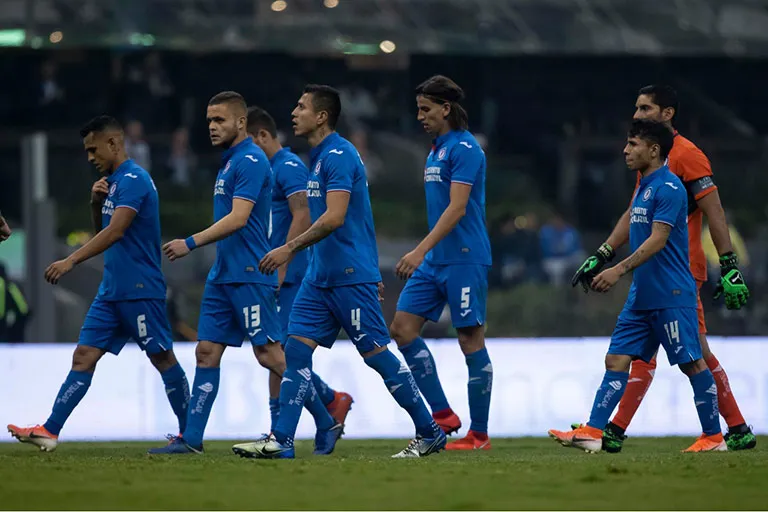MIGUEL PONTÓN Jugadores del Cruz Azul, cabizbajos tras la derrota