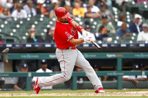 AP Pujols, le pega a la pelota en duelo contra Detroit
