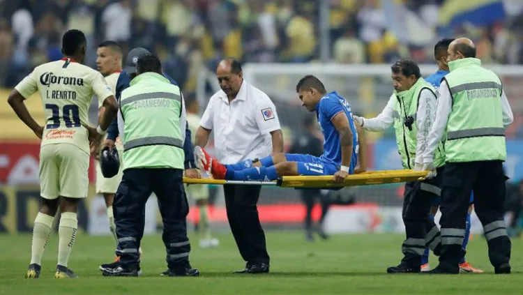 ERNESTO PÉREZ Orbelín Pineda abandona en camilla la Ida de 'Semis'