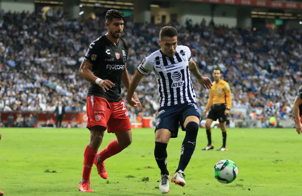 IMAGO7 Eduardo Herrera y Celso Ortiz, disputan la pelota