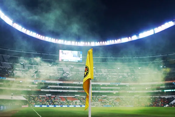 IMAGO7 Banderín del América en el Azteca durante el juego de Ida contra Cruz Azul