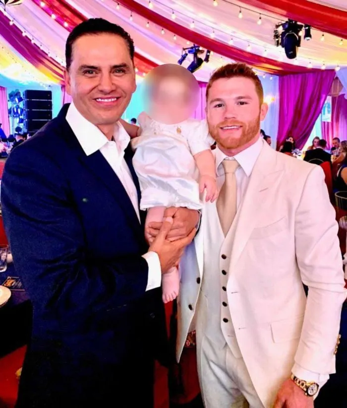 TWITTER @ROBERTOSANDOVAL Sandoval en el bautizo del hijo de Canelo