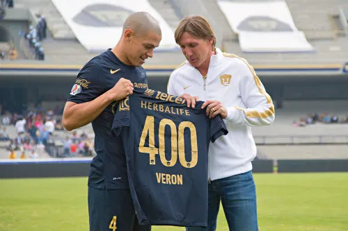 IMAGO7 Leandro Augusto entrega a Verón playera conmemorativa de 400 juegos