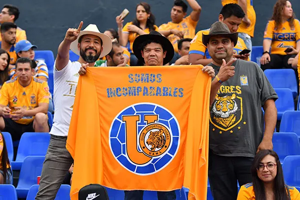 IMAGO7 Aficionados de Tigres esperan el arranque de la Final