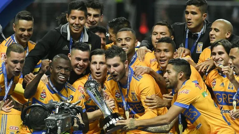 IMAGO7 Tigres, con el trofeo de Campeón del A2017