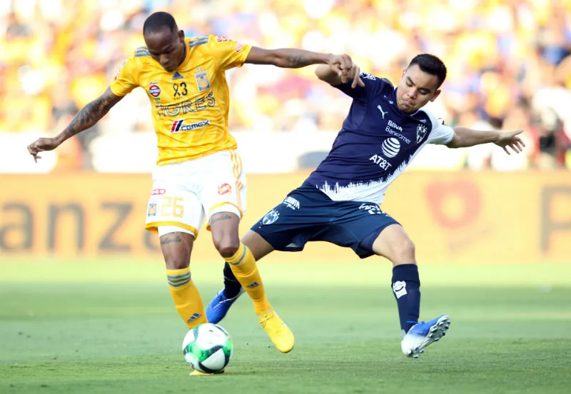 IMAGO7 Quiñones y Rodríguez disputan un balón en el Clásico Regio