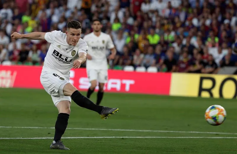 EFE Kevin Gameiro realiza un disparo