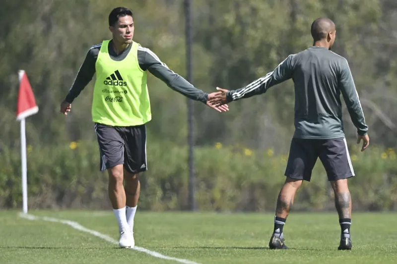 IMAGO7 Carlos Salcedo en un entrenamiento con el Tri