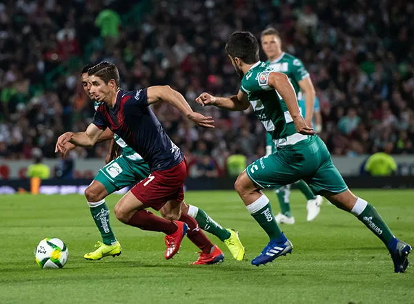 MEXSPORT Brizuela conduce el balón en juego contra Santos