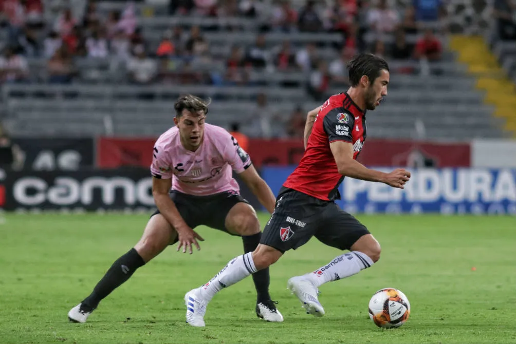 IMAGO7 Vigón conduce el esférico en duelo contra Necaxa