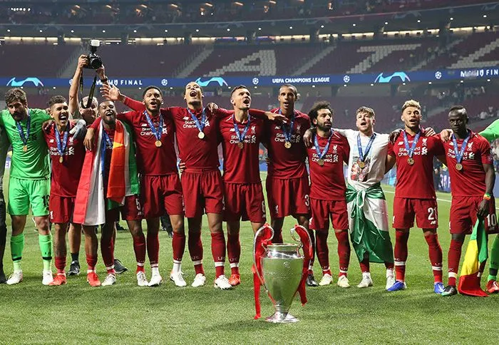 EFE Jugadores posan con el trofeo en el campo