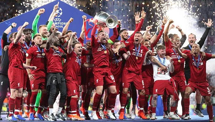 EFE Jugadores del Liverpool levantando el trofeo de la Champions