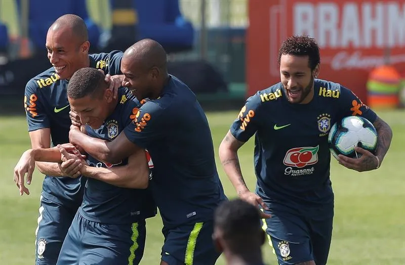 EFE Neymar se divierte en un entrenamiento con Brasil