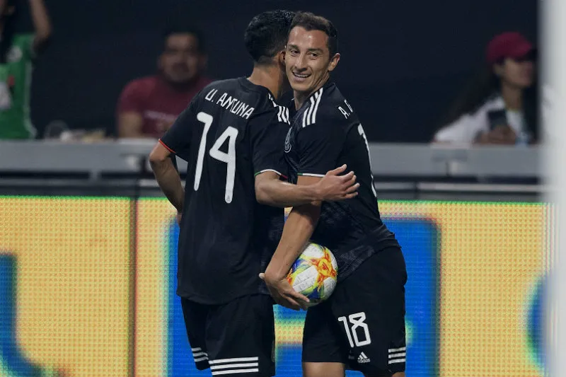 IMAGO7 Guardado se abraza con Antuna