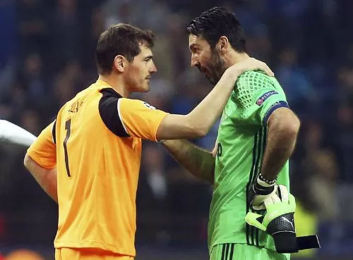 EFE Iker Casillas y Gianluigi Buffon tras un partido