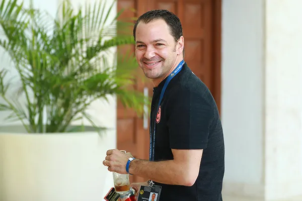 IMAGO7 Baños sonríe durante una reunión