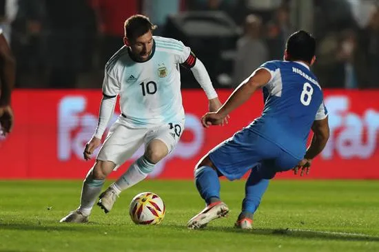 EFE Messi dribla en juego de Argentina
