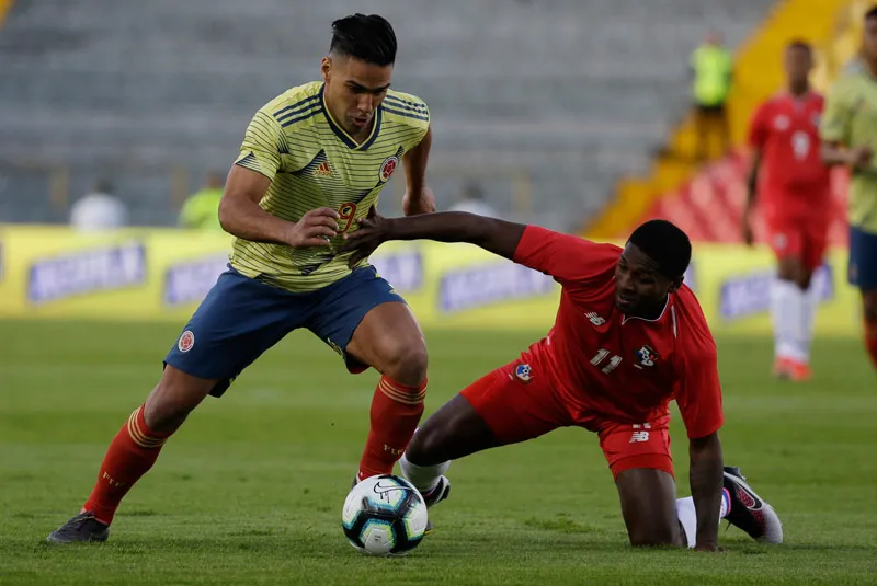 AP Falcao pelea un balón en un duelo con Colombia