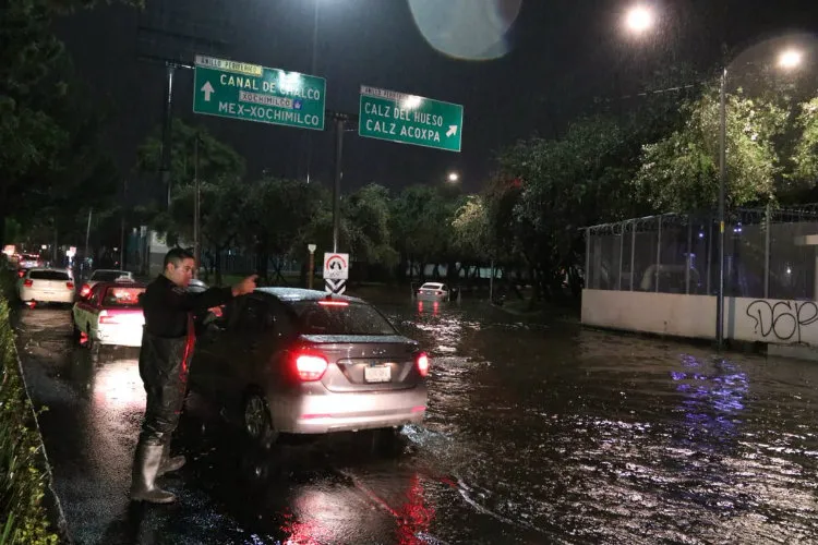 TWITTER @WEBCAMSDEMEXICO Automovilistas intentan librar los encharcamientos