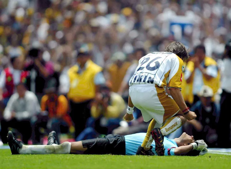 MEXSPORT Kikín Fonseca le 'canta' su gol a Oswaldo Sánchez