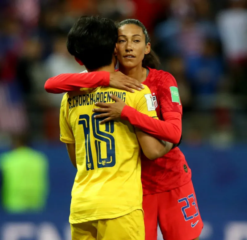 EFE Charoenying es consolada por Christen Press