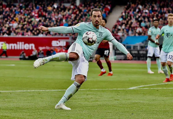 TWITTER @matshummels Hummels remata a puerta en juego del Bayern