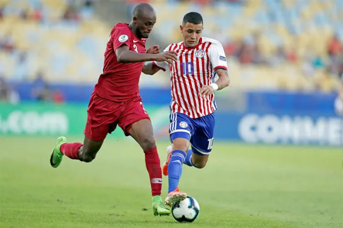 EFE González y González pelean el balón