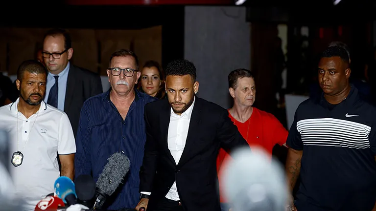 EFE Neymar Jr. deja la Comisaría de Defensa de la Mujer