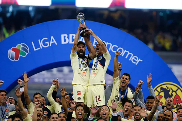 IMAGO7 Peralta leventa un trofeo de Liga MX con América