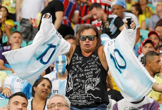 EFE Aficionado luce playeras de Messi