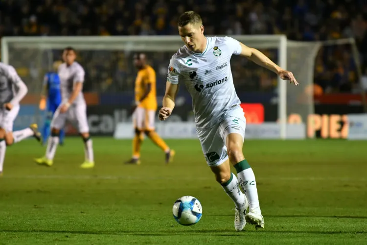 IMAGO7 Julio Furch conduce el esférico en un duelo con Santos