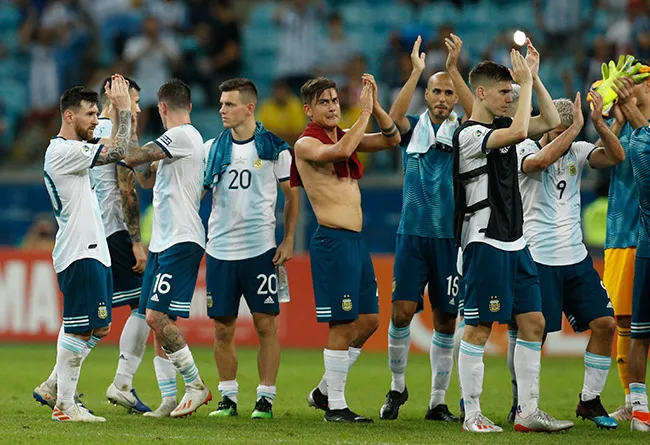 AP Los jugadores de la Albiceleste agradecen al público