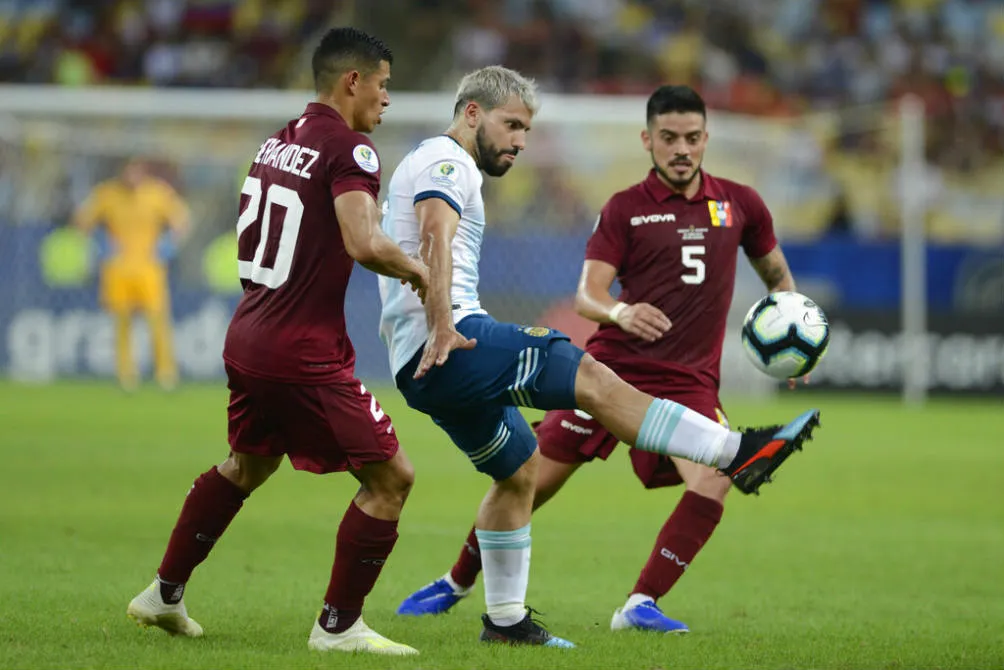 AP 'Kun' es marcado por dos jugadores de Venezuela