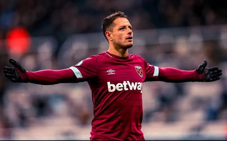 INSTAGRAM @CH14_ Chicharito festeja un gol con los Hammers
