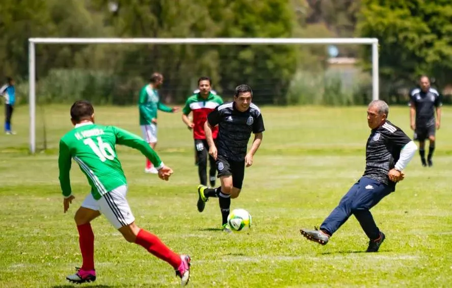 CARLOS RAMÍREZ Médicos disputan un partido en el terreno de juego