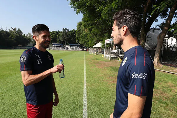 TWITTER @Chivas Oribe Peralta y Briseño platicaron en el entrenamiento