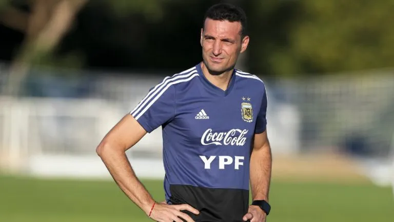 AP Lionel Scaloni durante un entrenamiento con la Albicelest