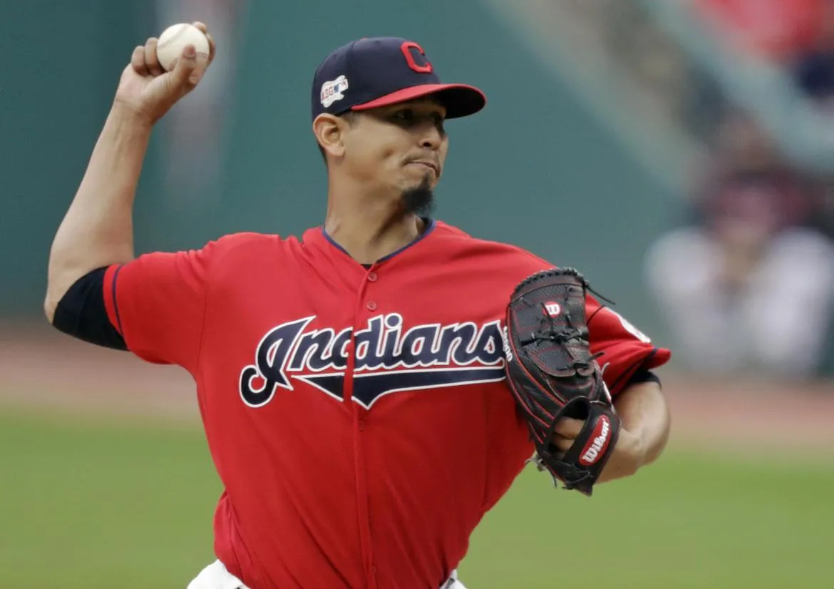 AP Carlos Carrasco, durante un juego con Indians