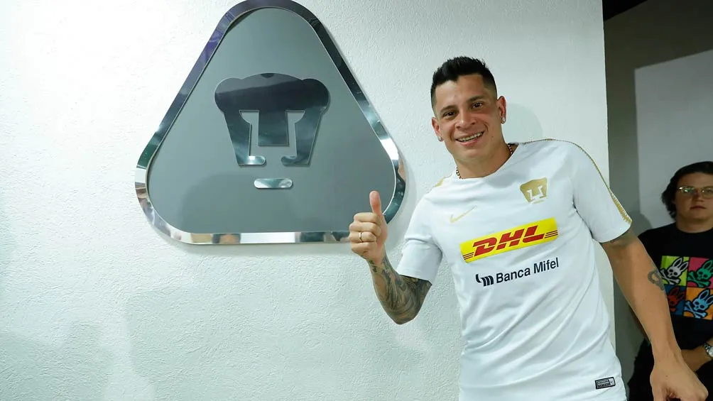 RÉCORD Juan Iturbe posa junto al escudo del club auriazul