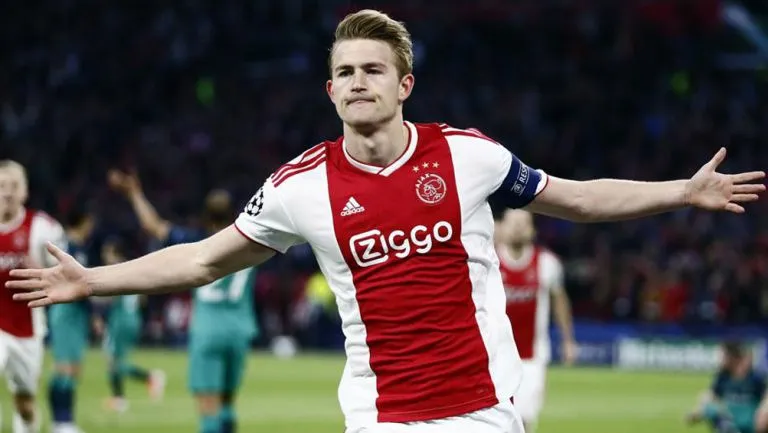 AP Matthijs de Ligt celebra un gol con el Ajax