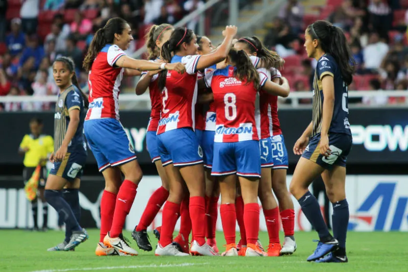 IMAGO7 Jugadoras de Chivas festejan un gol vs Atlético San Luis