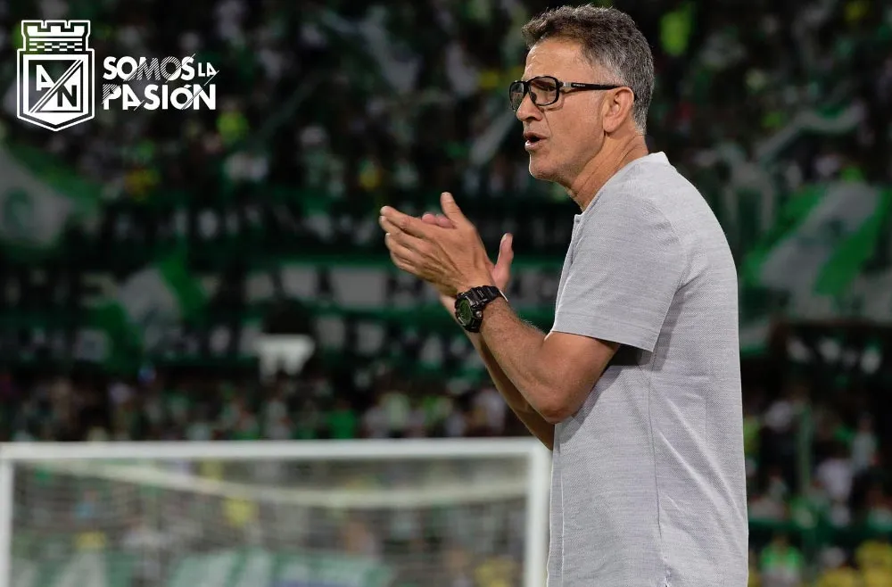 TWITTER @nacionaloficial Juan Carlos Osorio observa un partido del Atlético