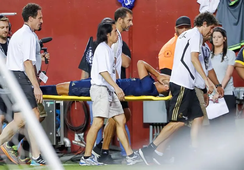 EFE Marco Asensio es retirado de la cancha tras lesionarse la rodilla