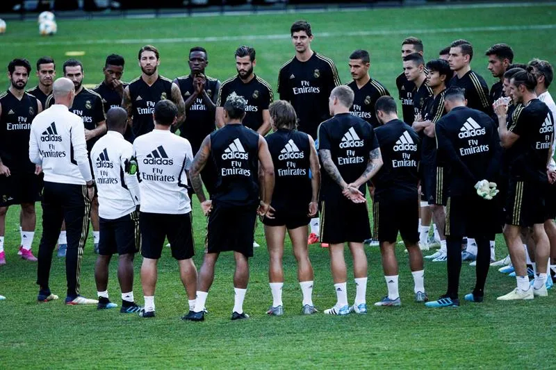 EFE Zidane habla con su plantilla en la pretemporada en EU