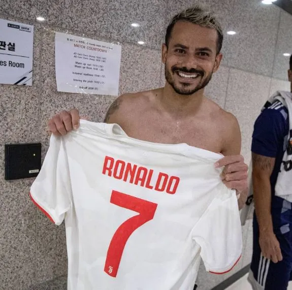 ESPECIAL Cesinha con el jersey que CR7 le obsequió