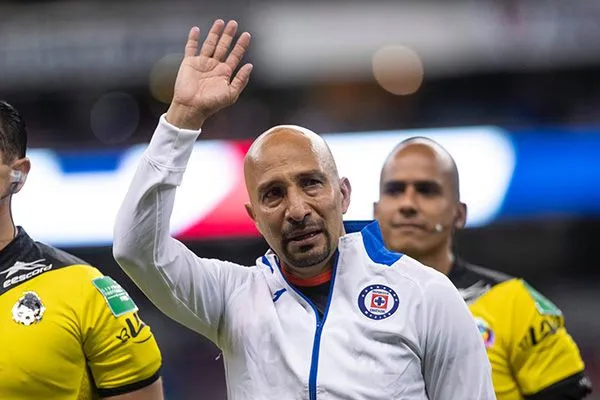 MIGUEL PONTÓN El Conejo Pérez saludó a la afición en el Azteca