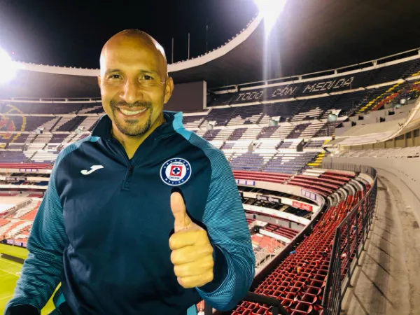 FELIPE MORALES Conejo Pérez posa sonriente tras su homenaje de despedida