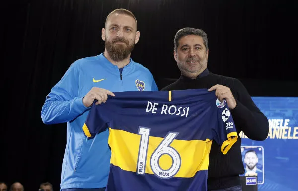 TWITTER @BOCAJRSOFICIAL Daniele de Rossi posando con la playera de Boca Juniors en su presentación