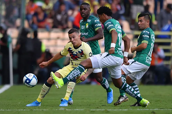 MEXSPORT Uribe intenta evadir la marca de los futbolistas de León