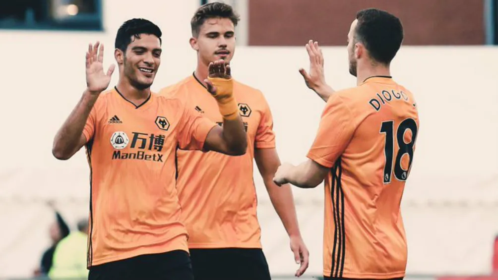 TWITTER @WOLVES Raúl Jiménez festeja uno de sus goles ante el Crusaders
